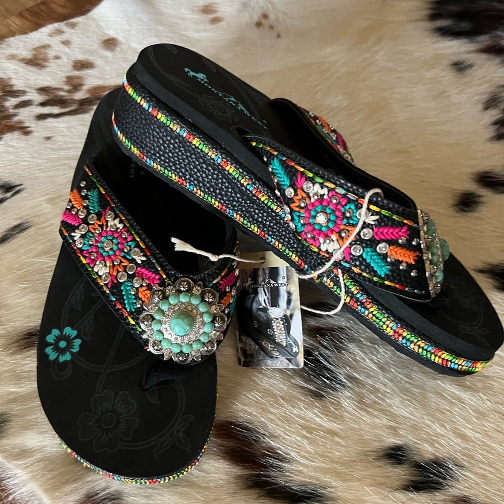 Montana West flip flop style sandals.